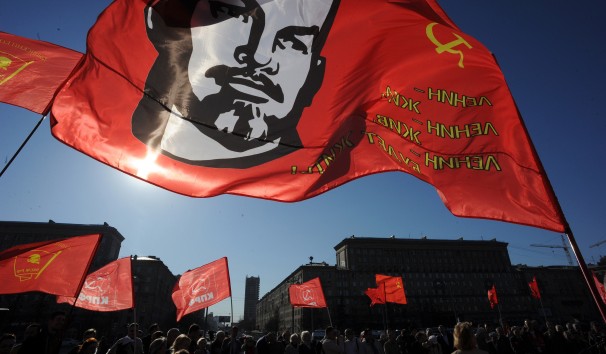 Soviet Russians rally for power in Moscow